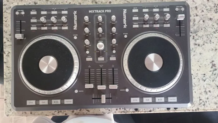 Controladora DJ Numark MixTrack Pro