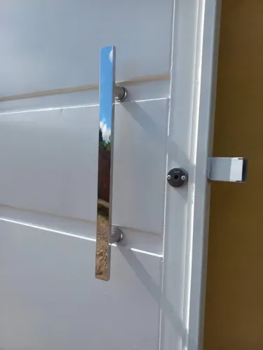 Porta de entrada galvanizada com puxador de inox 