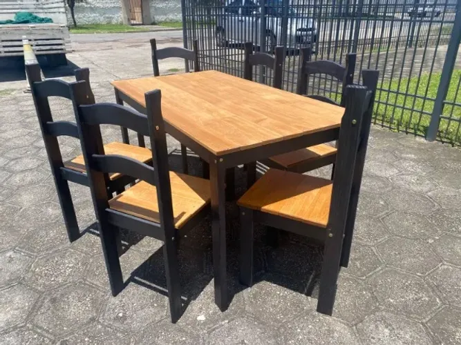 MESA DE PINUS COM 6 CADEIRAS 