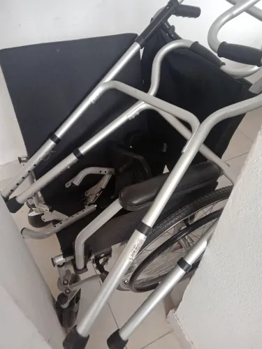 Cadeira de rodas reforcadas e um andador de inox 