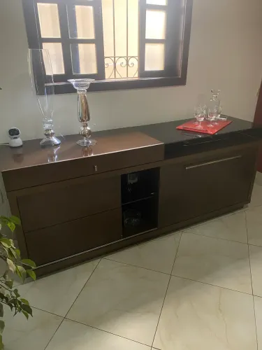 Buffet de madeira e vidro