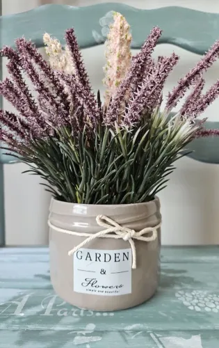 Vaso de cerâmica com flores