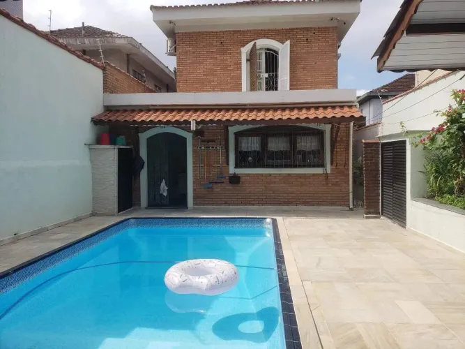 Casa Residencial em Embaré, Santos - 4 Dormitórios, 2 Suítes, Piscina e Quintal