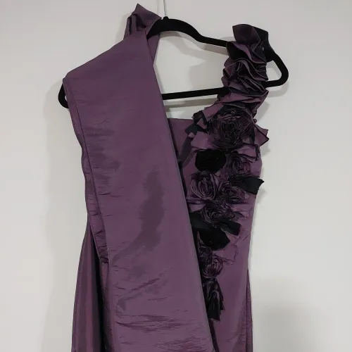 Vestido roxo com detalhes florais