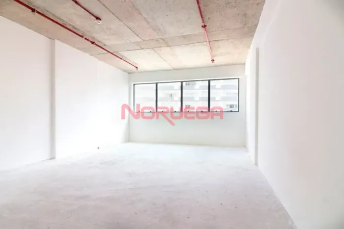 Sala Comercial para Alugar no Bairro Vila Izabel em Curitiba com 39m², banheiro e vaga de