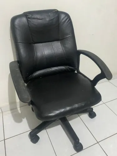 Cadeira de escritório giratória preta