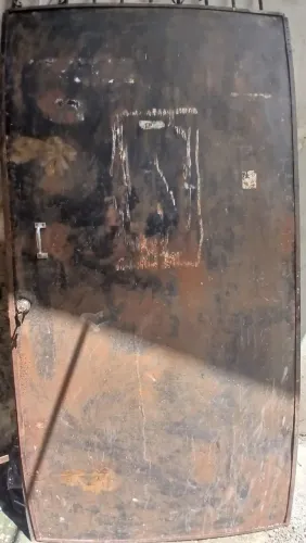 portão com chapa de ferro e fechadura todo reforçado