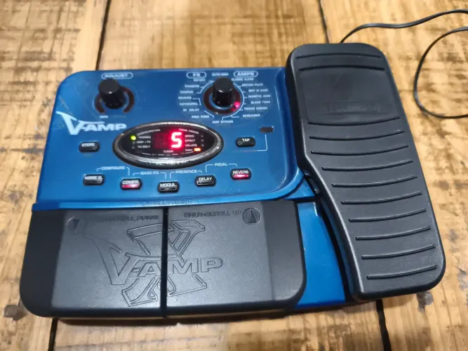 Pedal pedaleira Behringer V-Amp