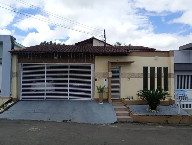 Casa mobiliada com edícula com churrasqueira e piscina, Bairro Flores.. excelente região.