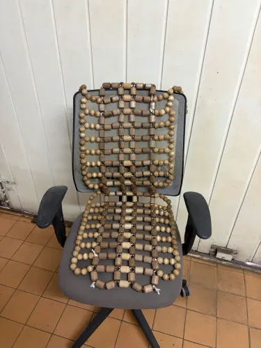 Encosto/assento massageador feito com bolinhas de madeira natural