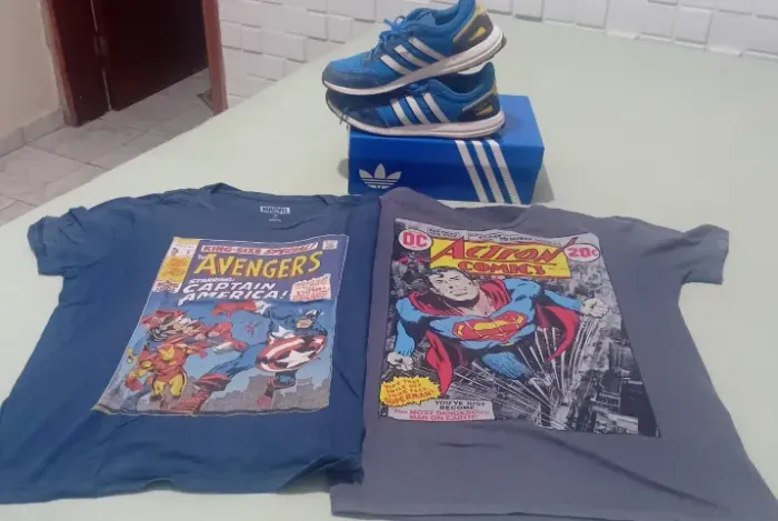 Kit camisetas + tênis vintage para decoração