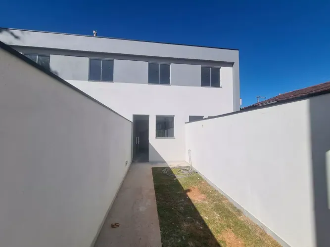 Casa Independente de 2 qtos em ótima localização no Bairro Mantiqueira