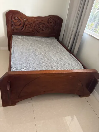 Cama madeira nobre maciça