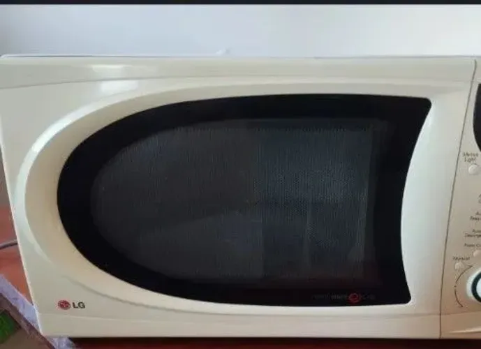 VENDO OU TROCO MICROONDAS LG 28  LITROS / COM GRILL / 220 VATS