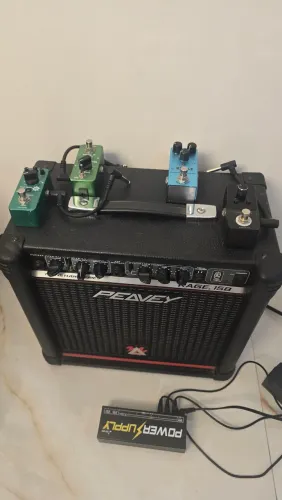 Amplificador Peavey Rage 158 com 4 pedals e barra de força 