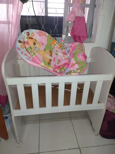 Mini berço e cadeirinha de balanço