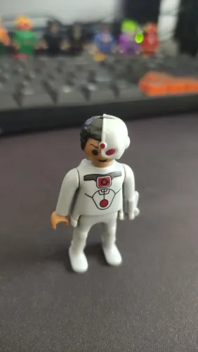 Cyborg - Colecionáveis Kinder Ovo DC Playmobil 2026