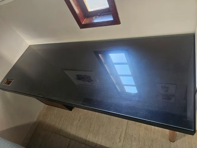 Mesa de escritório de madeira e vidro