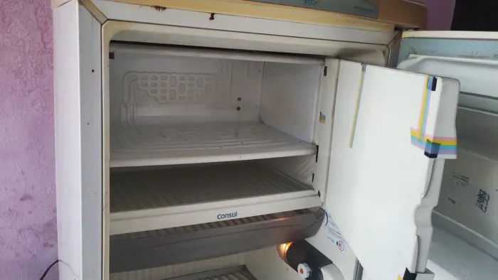 Vendo geladeira com pequenos detalhes mais está gelando bem voltagem de 110