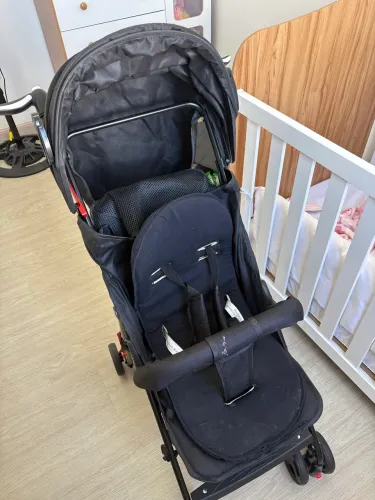 Carrinho de bebê guarda chuva