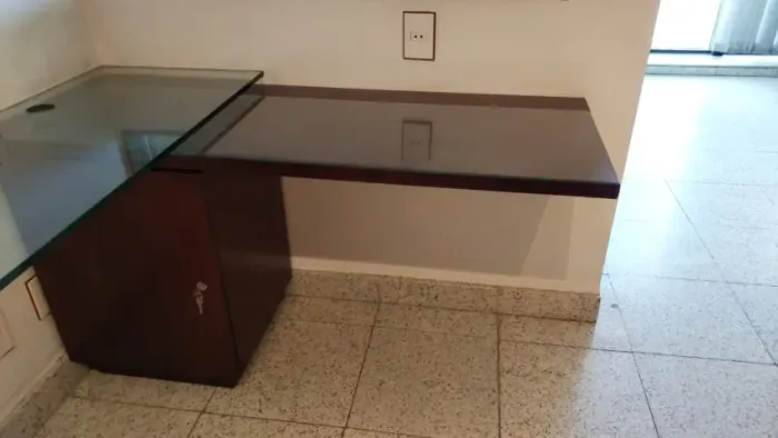 Escrivaninha de madeira com tampo de vidro e armário lateral