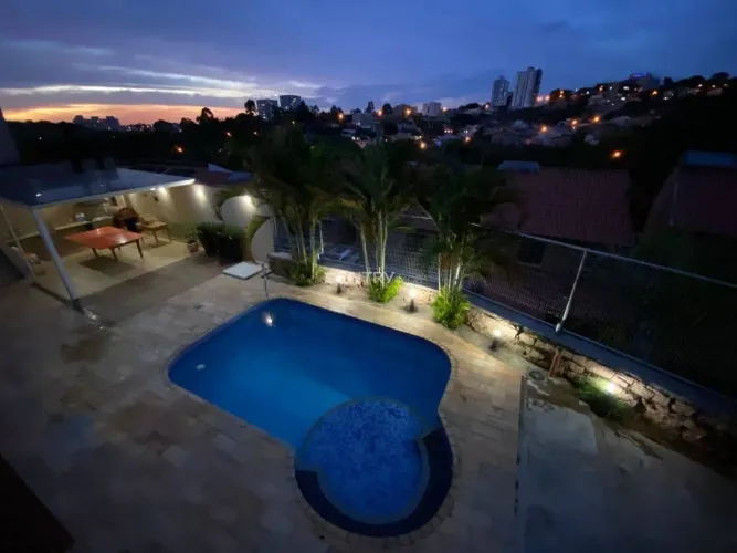Casa à Venda com 3 Suítes, escritório, piscina aquecida e Home cinema em excelente localiz