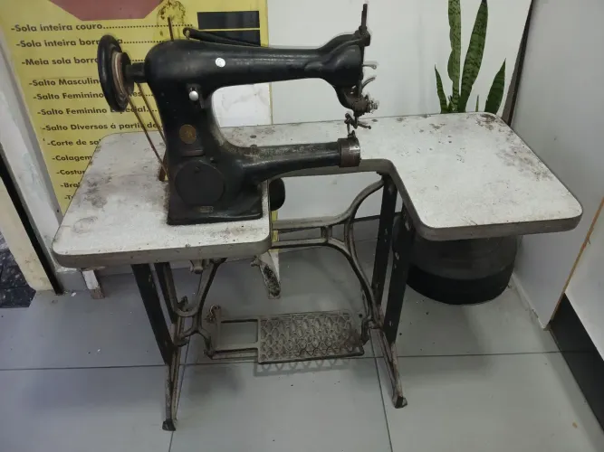 Máquina de costura Singer antiga, sapateiro e tapeçaria.