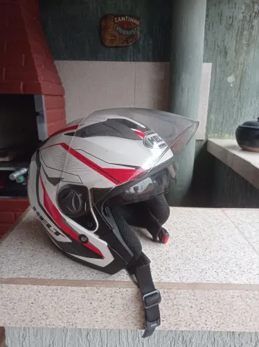Capacete esportivo número 60 só r$ 100