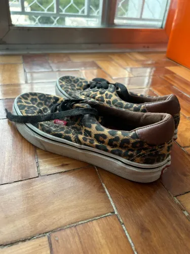 Tênis Vans feminino de oncinha