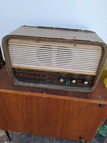 Rádio antigo Filotronics funcionando