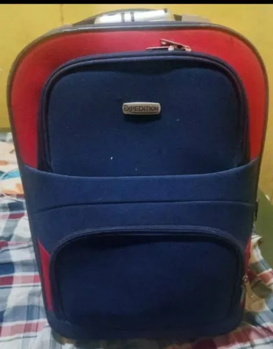 Mala média de viagem seminova e com rodinha.
