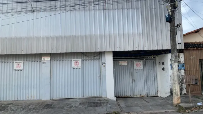 Alugo galpão com escritórios e ponto comercial - Bairro Cândida Câmara