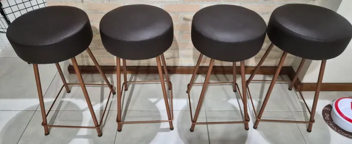 Banquetas lindas, pernas bronze