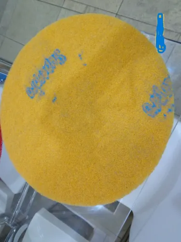 Discos de limpeza para enceradeira industrial. Um amarelo e um vermelho