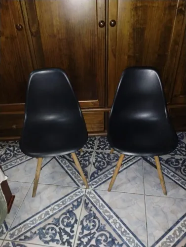 PAR DE CADEIRAS EIFFEL CHARLES EAMES PRETAS - PÉS EM MADEIRA