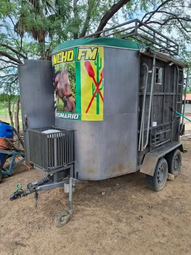 Reboque para dois cavalos