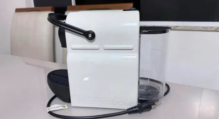 Vendo CAFETEIRA NESPRESSO INISSIA BRANCA D40 (não é modelo mini) Pouco usada