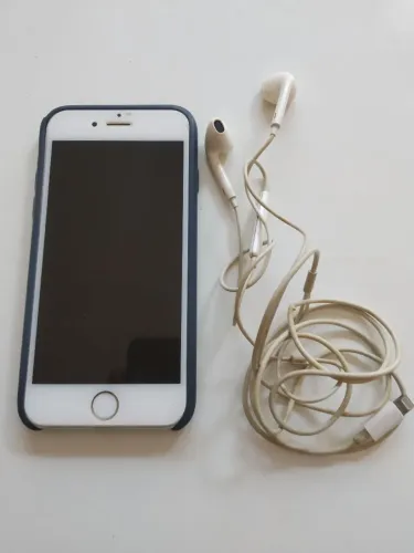 iPhone 6s com fone de ouvido 