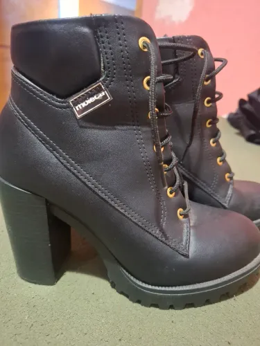 Vendo bota semi nova usada 2 vezes 