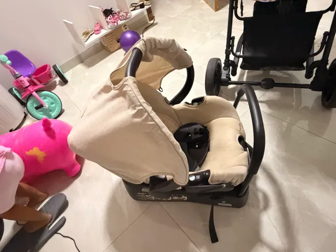 Carrinho de Bebê Completo + Bebê Conforto com Base - Ótimo Estado