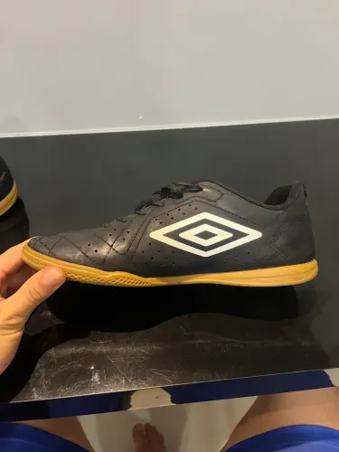 chuteira umbro Neo Striker, tamanho 39/40, totalmente inteira, 1 ano e meio de uso