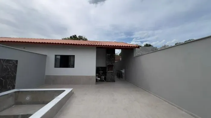 Casa à Venda em Mongaguá com Piscina e Churrasqueira | 2 Dormitórios Sendo 1 Suíte | Finan