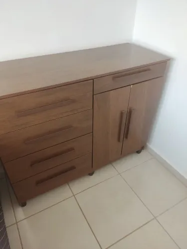 Cômoda marrom, 2 portas, 5 gavetas. Aceito negociação. Usada em ótimo estado.
