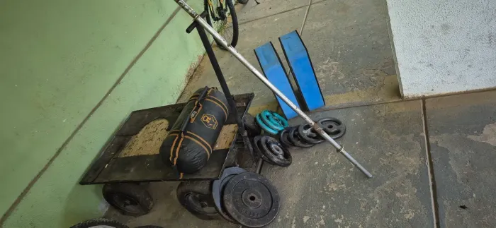Carrinho com Equipamentos de Treino