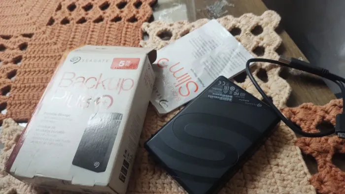 Vende se  um HD  Backup plus slim + portable storage