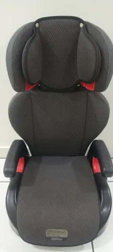 Cadeira de criança para carro.