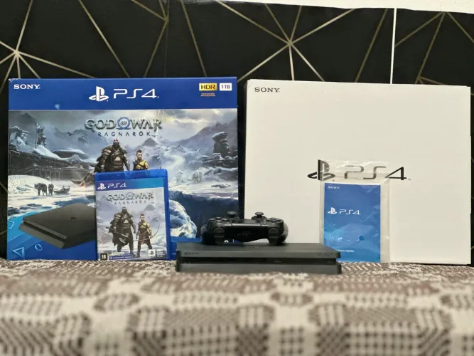 Console Sony Ps4 Slim 1tb + Jogo God Of War Ragnarok Cor Preto (Novo com caixa aberta)