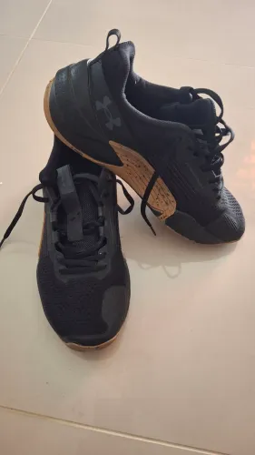 Tenis Under Armour tribase, perfeito para treinos de inferiores e Cross fit. Seminovo.