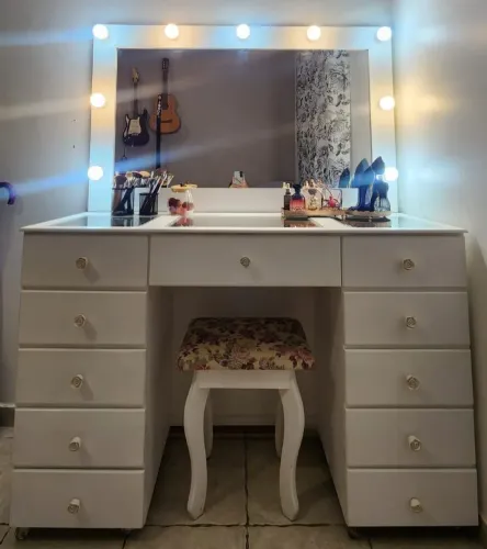 Penteadeira Camarim Completa (9 gavetas, lâmpadas de LED, banqueta e rodinhas)