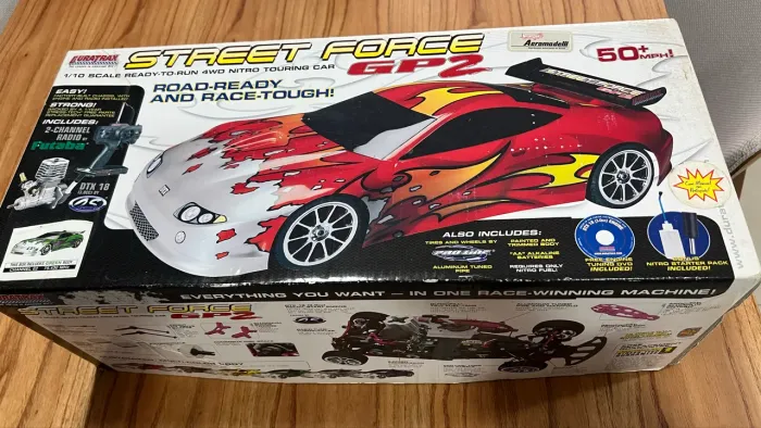 CARRO DE CONTROLE REMOTO DURATRAX STREET FORCE GP2 - 1/10 - 4WD NITRO